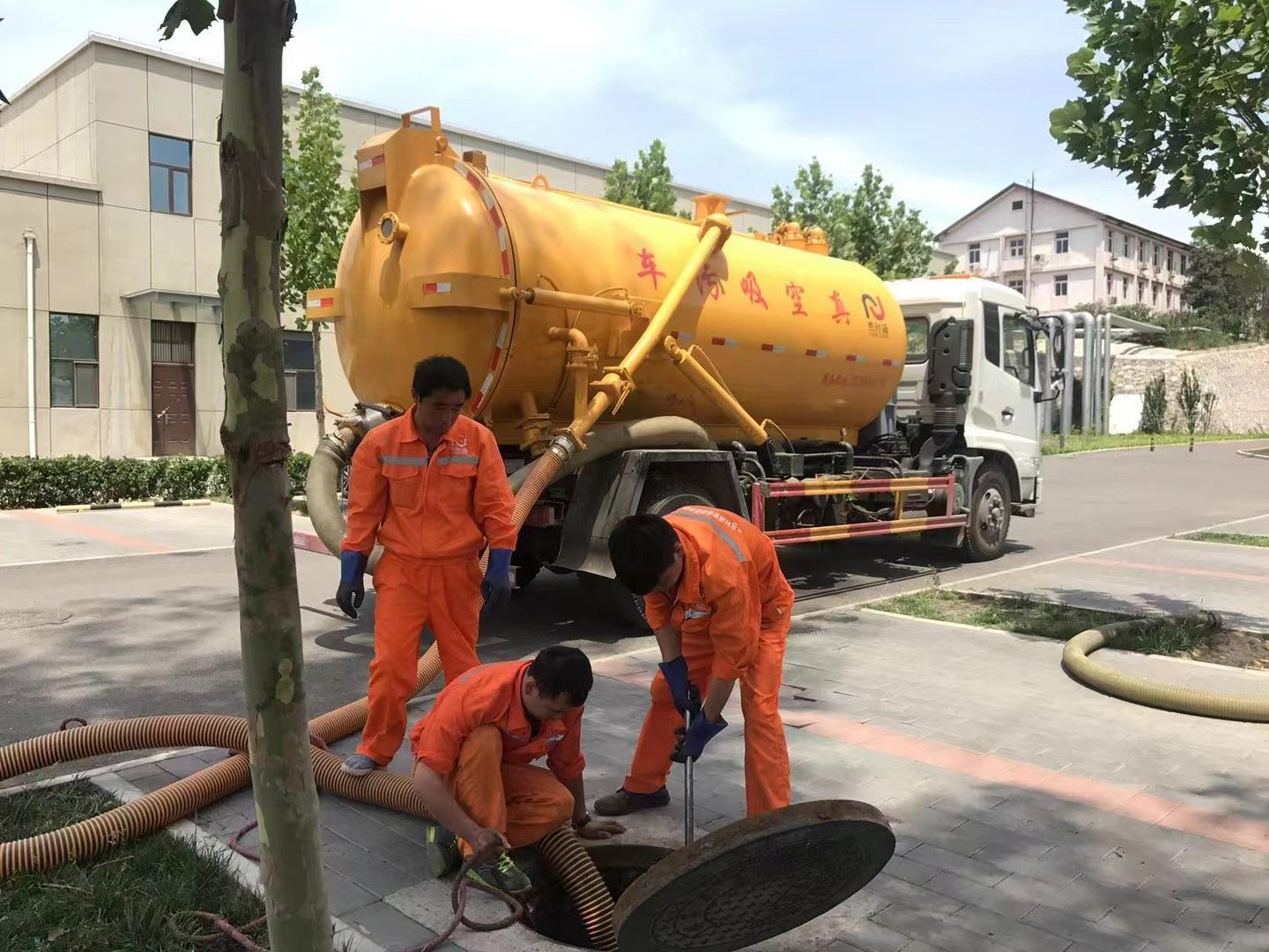 永川管道疏通车停在窨井附近