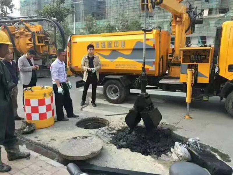 永川街道：网格员化身“清道夫”，为民解忧疏通“堵心”化粪池