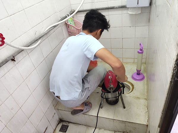 永川肥皂掉到马桶里把马桶堵住了怎么办？马桶堵住了怎么办