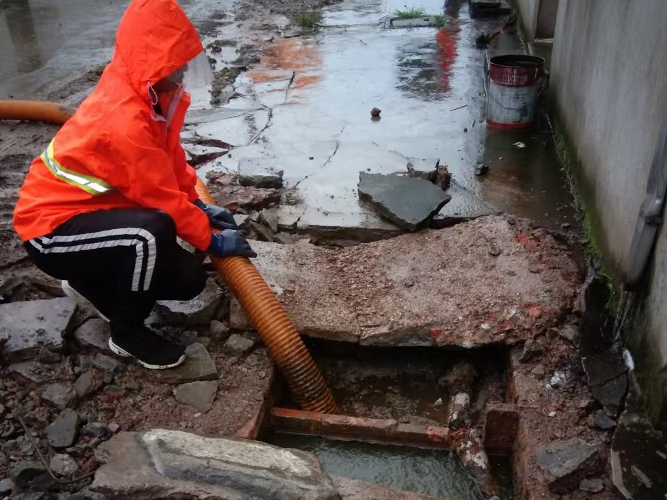 永川专业清理污水池 炜誉市政以规范流程守护城市 “肠道”